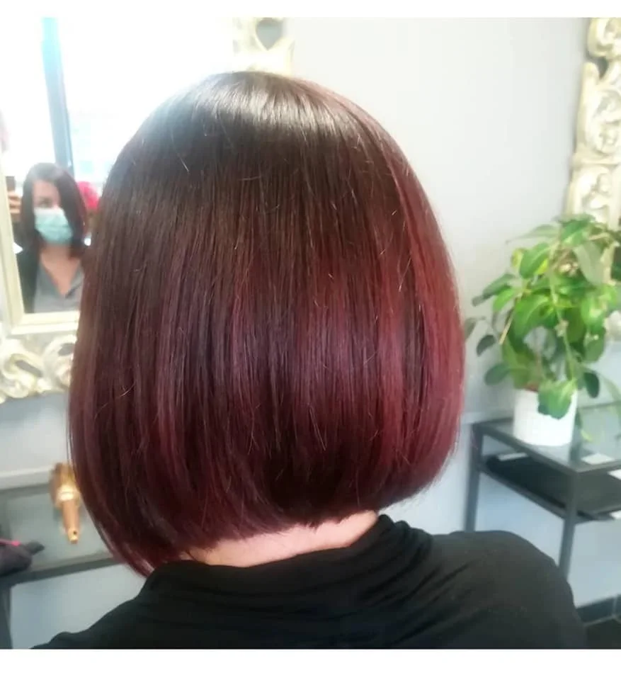 Carré court coloration bordeaux profond — réalisation La Coupe Coeur