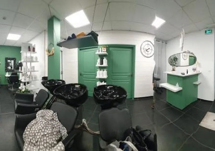 Bacs de lavage avec porte verte signature et produits KEUNE