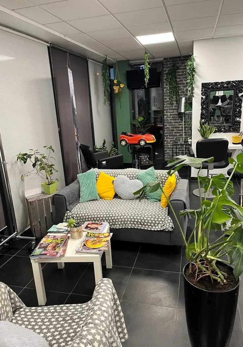 Espace détente de La Coupe Coeur — canapé, plantes vertes et coin enfants