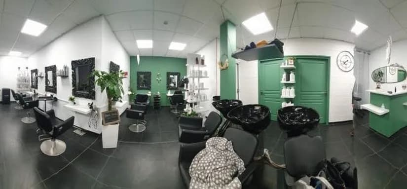 Vue large du salon de coiffure La Coupe Coeur à Nantes — postes de travail et bacs